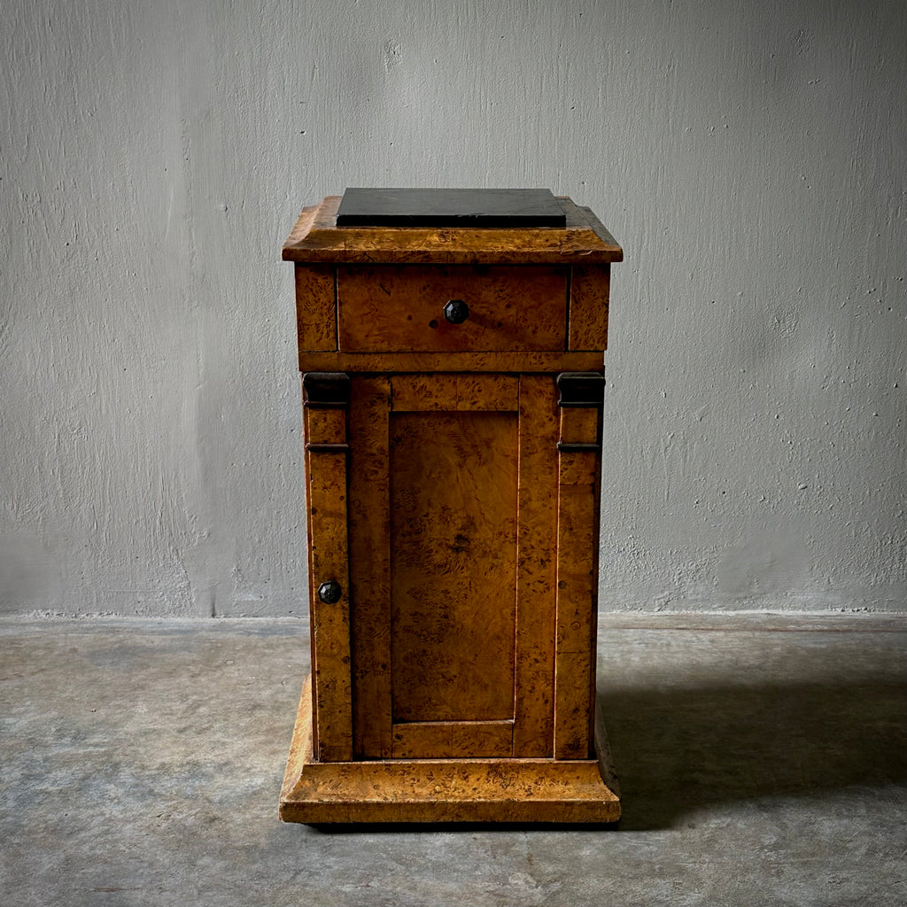 PEDESTAL STAND