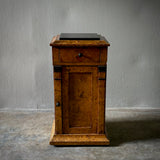 PEDESTAL STAND
