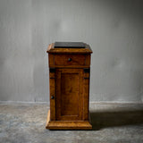 PEDESTAL STAND