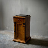 PEDESTAL STAND