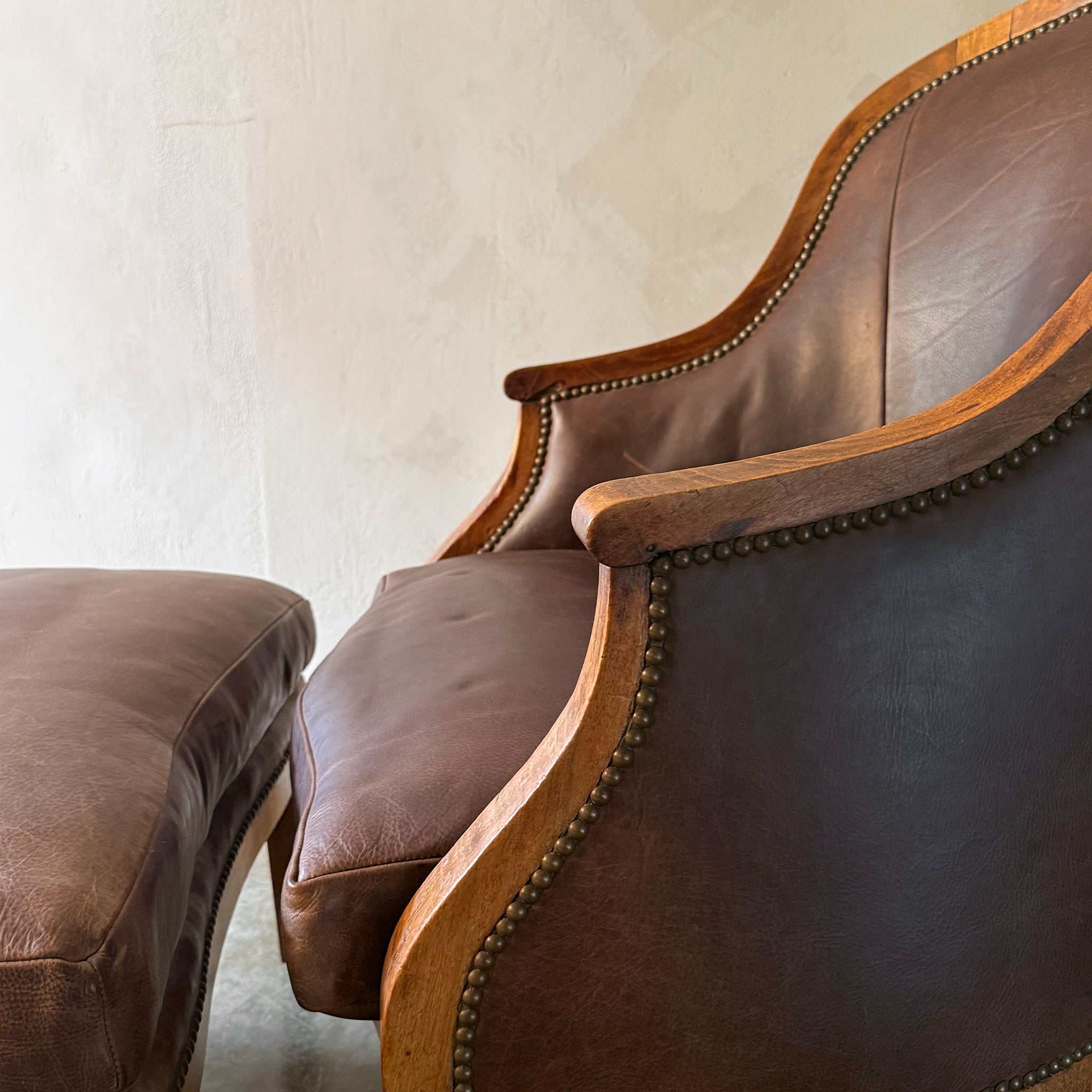 Duchesse Chairs With Ottoman