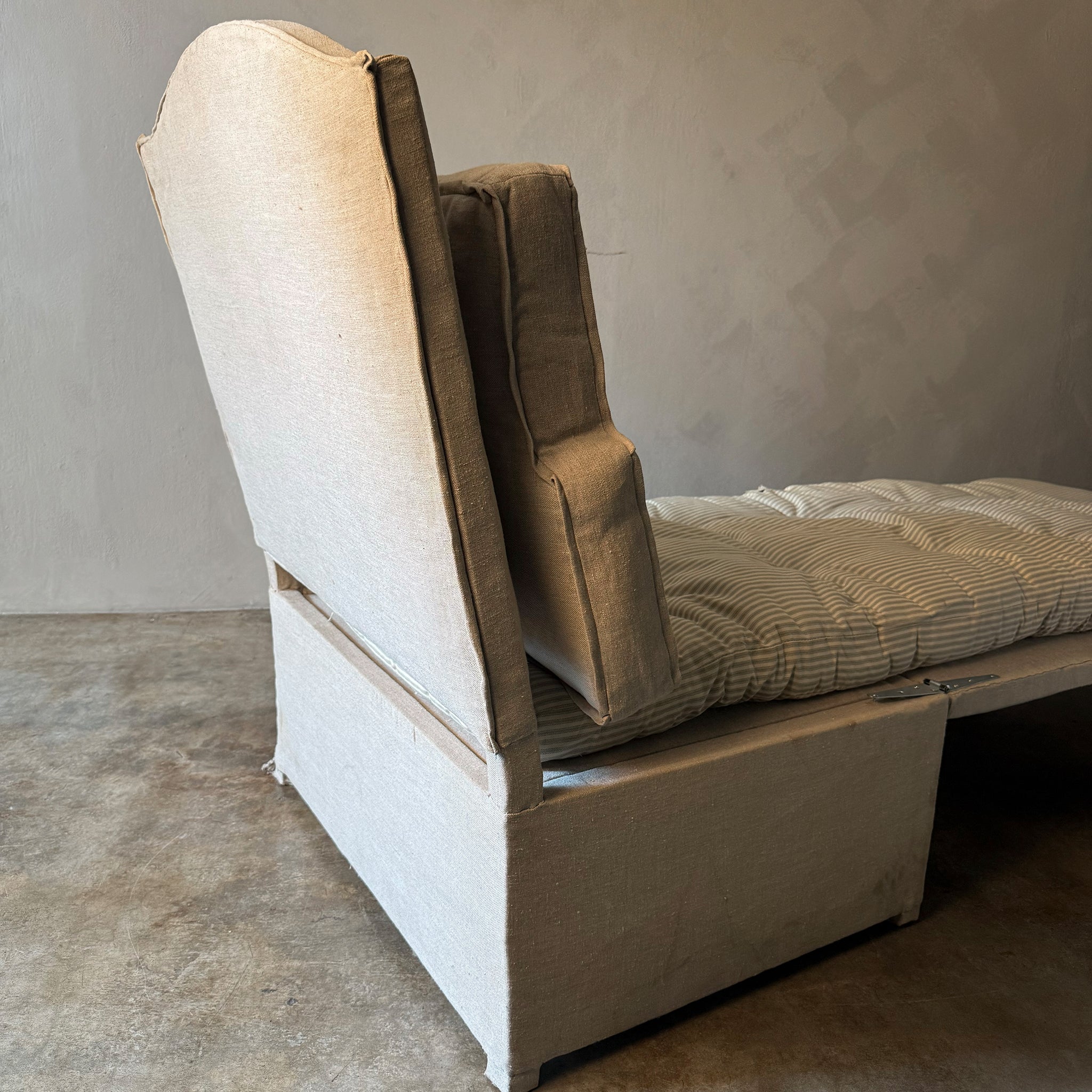 UNFOLDING CHAIR - BED