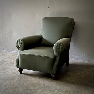 UPHOLSTERED CLUB CHAIR